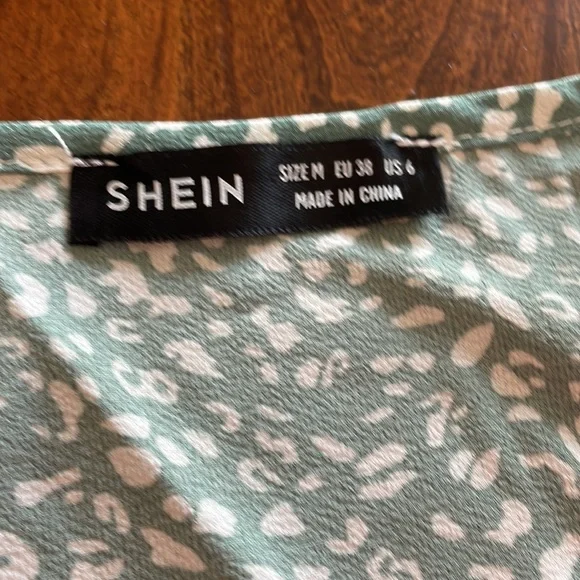 Green and cream vneck top size medium runs small NEW without tags - Picture 6 of 8